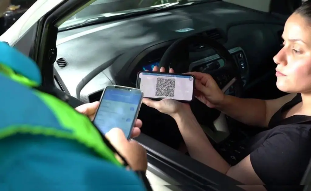 SE NECESITA CEDULA AZUL PARA CIRCULAR CON UN AUTO AUTORIZADO